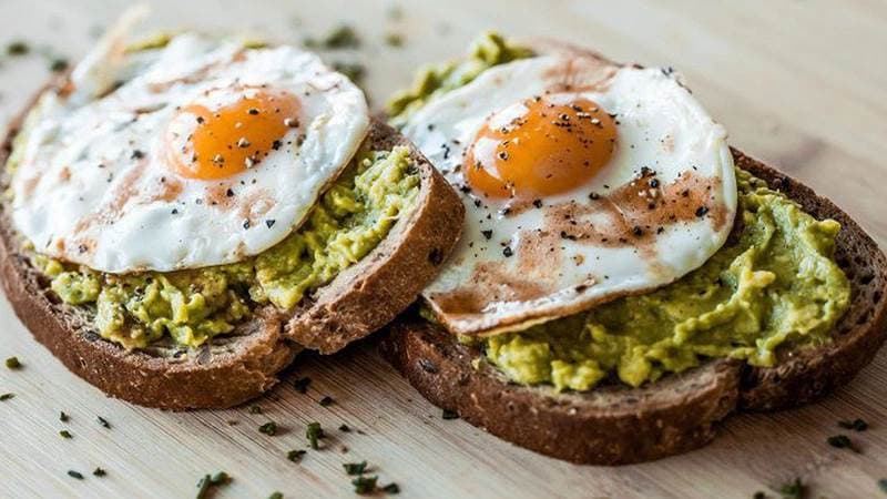 Nên sử dụng bánh mì nguyên cám kết hợp trứng chín và rau xanh