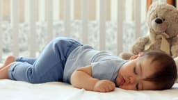 Trẻ 10 tháng ngủ bao nhiêu tiếng 1 ngày? Gợi ý nhịp sinh hoạt khoa học trong ngày