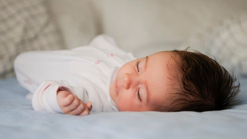 Dấu hiệu buồn ngủ không giống nhau ở mọi trẻ và có thể thay đổi theo từng giai đoạn phát triển