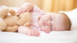 Trẻ 3 tháng tuổi ngủ mấy tiếng một ngày? Cách phân bổ giấc ngày, giấc đêm hợp lý