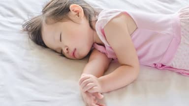 Trẻ 3 tuổi ngủ ngáy có sao không? Ảnh hưởng đến hô hấp, giấc ngủ và sự phát triển