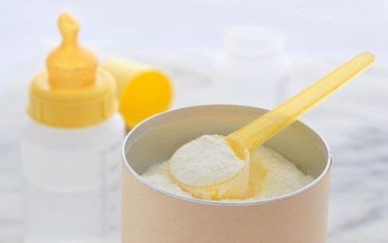Với trẻ 8 tháng, lượng ăn dặm cần tăng dần theo khả năng ăn uống, đồng thời duy trì sữa mẹ hoặc sữa công thức là nguồn dinh dưỡng quan trọng