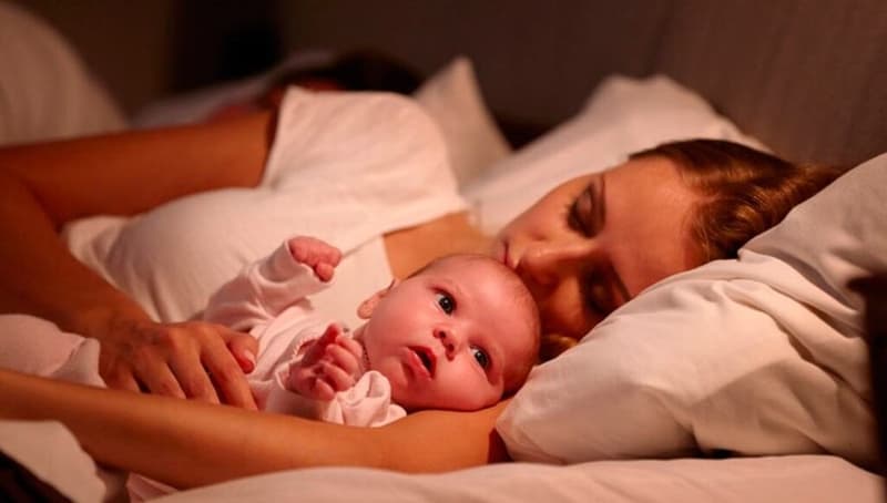 Trẻ mấy tháng hết ngủ ngày cày đêm là băn khoăn của nhiều cha mẹ