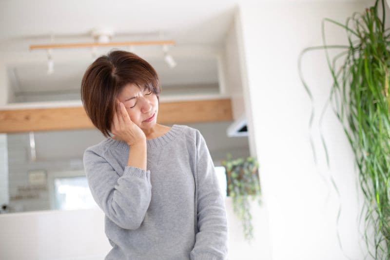 Nhiều người gặp tình trạng đau một nửa bên đầu, theo nhịp mạch đập và tăng khi vận động.