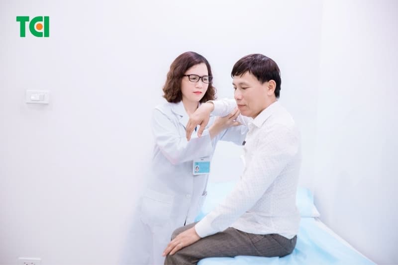 Sau độ tuổi 40, hệ thống gân và dây chằng bắt đầu thoái hóa tự nhiên, giảm độ đàn hồi nên rất dễ tổn thương