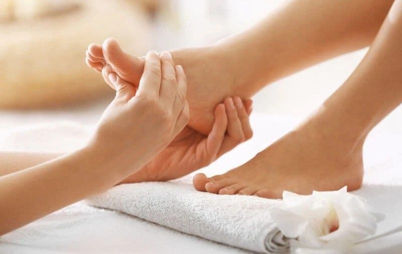 Khi tự bấm huyệt chân, nguyên tắc quan trọng là bắt đầu với lực nhẹ và tăng dần theo mức chịu đựng của cơ thể