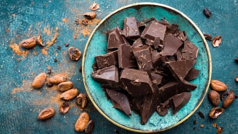 Mẹ bầu có thể ăn socola với lượng vừa phải và cần kiểm soát tổng lượng caffeine nạp vào mỗi ngày.