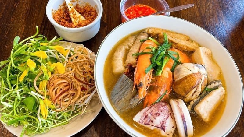 Mẹ bầu có thể ăn bún mắm nhưng nên lựa chọn nguyên liệu chín kỹ, đảm bảo vệ sinh và ăn với lượng vừa phải.