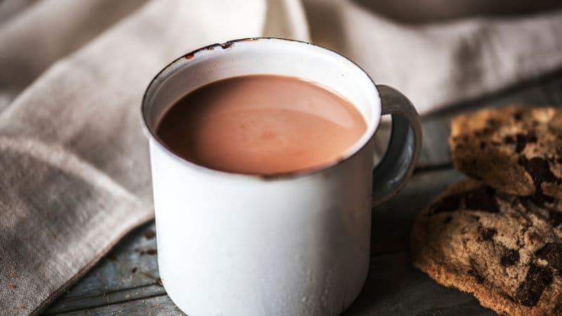 Mẹ bầu có thể uống cacao với lượng phù hợp, đồng thời cần kiểm soát tổng lượng caffeine tiêu thụ trong ngày.