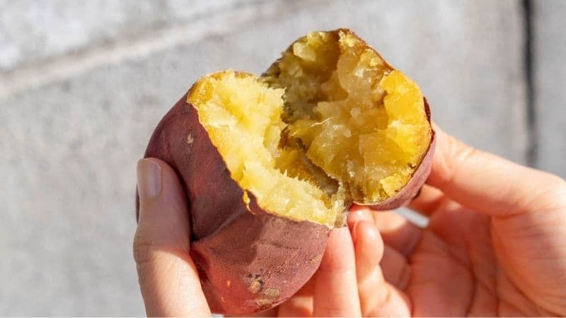 Mẹ sau sinh mổ có thể ăn khoai lang, giúp bổ sung dưỡng chất và hỗ trợ quá trình phục hồi vết mổ.