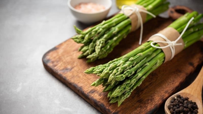 Măng tây là thực phẩm giàu dinh dưỡng, mẹ bầu có thể bổ sung trong thai kỳ khi được sơ chế sạch và nấu chín kỹ. 