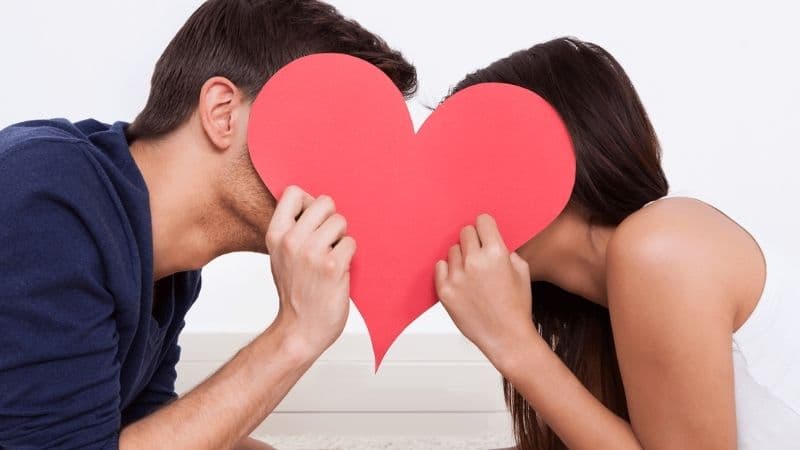 HPV có thể hiện diện trong nước bọt và lây khi tiếp xúc trực tiếp với niêm mạc miệng. 