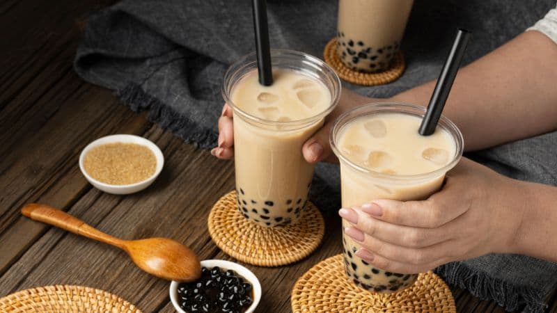 Trong 3 tháng đầu, mẹ bầu nên hạn chế trà sữa, đặc biệt các loại nhiều đường, caffeine và topping. 