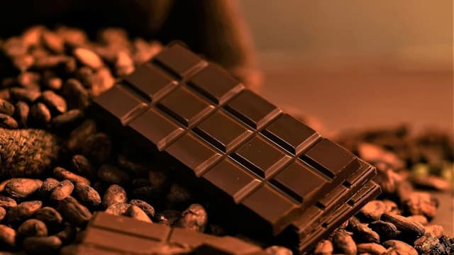 Bầu ăn socola được không và những điều mẹ cần biết?