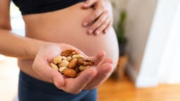 Mẹ đã biết: Có các loại hạt nào tốt cho thai kỳ chưa?