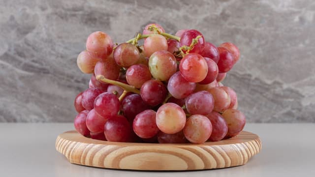 Mẹ sinh mổ ăn nho được không? Những điều cần biết