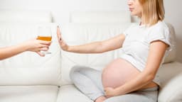 Mẹ bầu uống bia được không? Các nguy cơ đối với thai kỳ