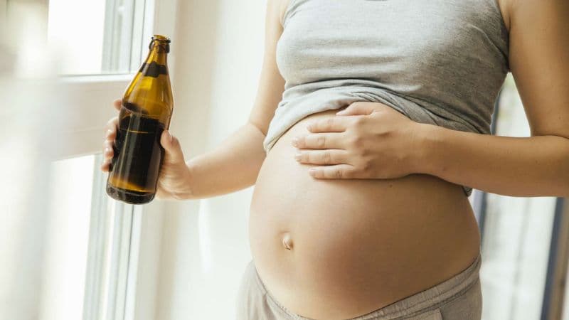 Uống bia khi mang thai có thể ảnh hưởng đến sức khỏe mẹ và làm tăng nguy cơ sảy thai, sinh non, thai nhẹ cân hoặc tổn thương sự phát triển của thai nhi. 