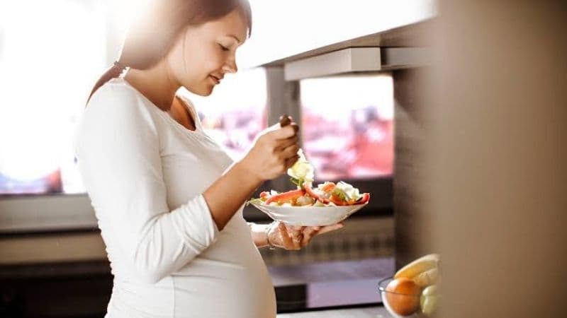 Ăn bún mắm quá thường xuyên có thể khiến mẹ bầu nạp nhiều muối, đồng thời dễ gặp tình trạng đầy bụng, ợ nóng và khó tiêu.