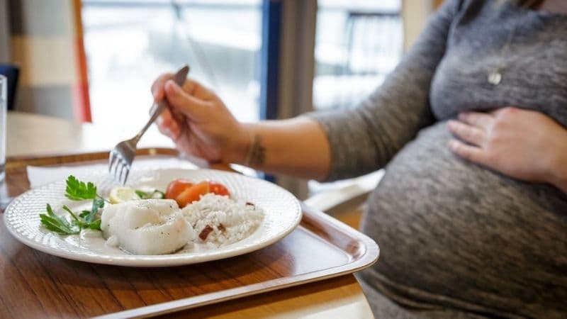 Bà bầu có thể ăn cá nục trong suốt thai kỳ khi được làm sạch và nấu chín kỹ.