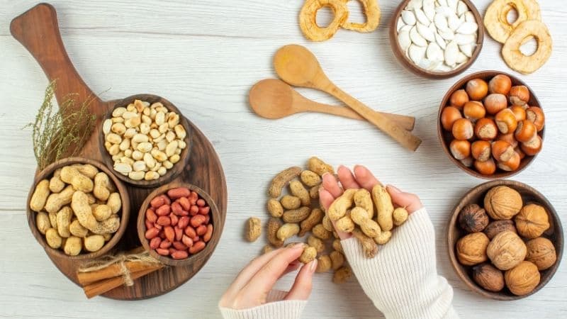 Mẹ bầu nên ăn đa dạng các loại hạt để bổ sung dưỡng chất, đặc biệt trong 3 tháng đầu thai kỳ.