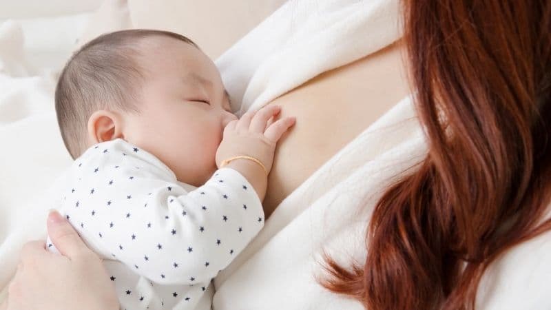 Mẹ sinh mổ đang cho con bú nên hạn chế ăn sầu riêng vì hàm lượng đường và chất béo cao có thể ảnh hưởng đến tiêu hóa và việc bú của trẻ.