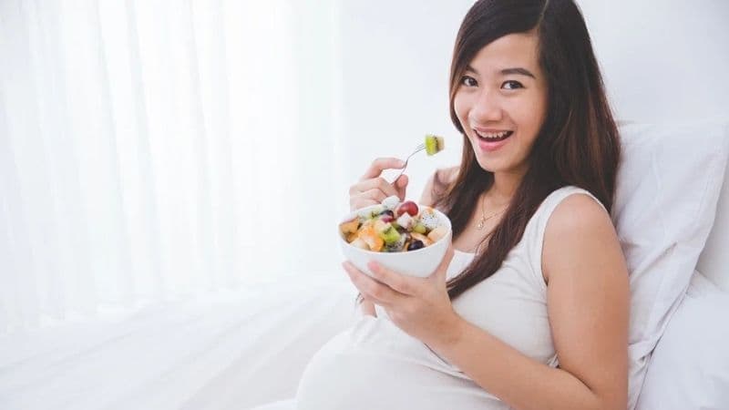Gợi ý thực đơn cho bà bầu nên gồm 3 bữa chính và 2–3 bữa phụ, kết hợp đa dạng các nhóm thực phẩm.