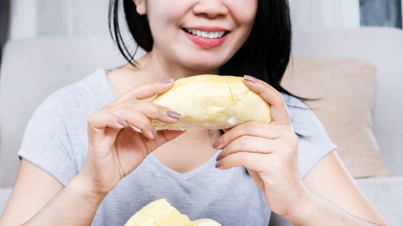 Mẹ sinh mổ ăn sầu riêng cần dùng lượng vừa phải và lưu ý những trường hợp nên tránh.