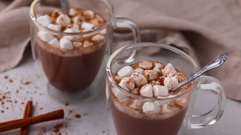 Mẹ bầu nên uống cacao vào buổi sáng hoặc đầu giờ chiều, tránh uống sát giờ ngủ.