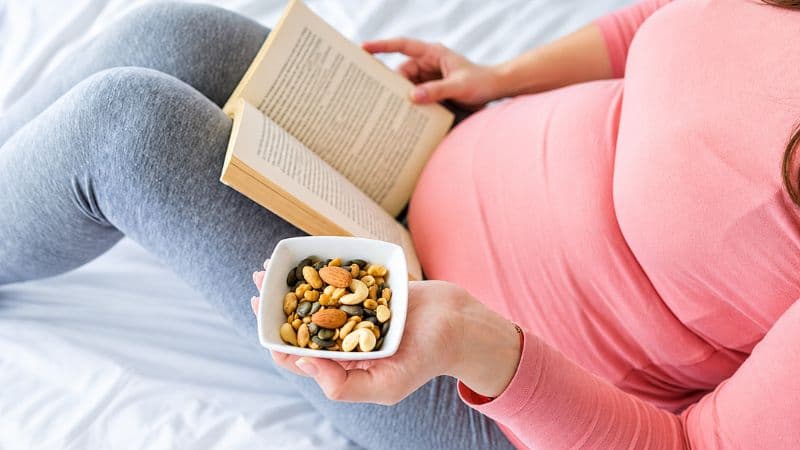 Mẹ bầu nên chọn hạt an toàn, chế biến phù hợp và hạn chế các loại rang muối, tẩm đường hoặc nhiều gia vị.