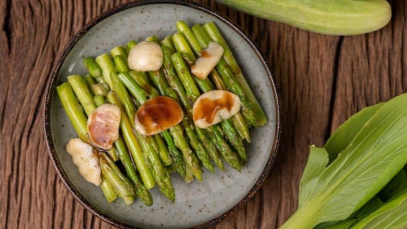 Ăn quá nhiều măng tây có thể khiến mẹ bầu gặp tình trạng đầy hơi, nước tiểu có mùi nồng và đi tiểu nhiều hơn. 