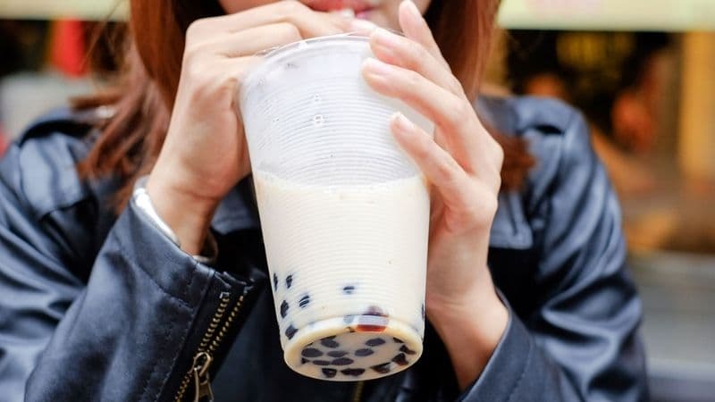 Mẹ bầu nên hạn chế đường, topping và ưu tiên nguyên liệu phù hợp khi uống trà sữa để giảm ảnh hưởng đến sức khỏe thai kỳ.