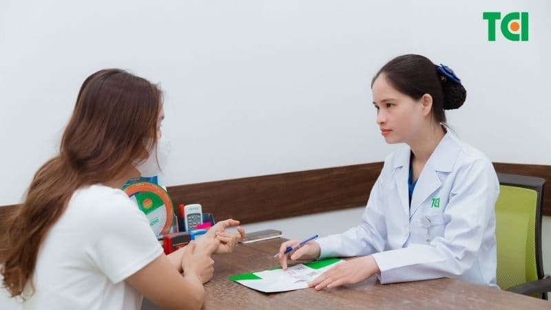 Mẹ bầu nên thăm khám nếu đã lỡ uống bia để được bác sĩ kiểm tra và theo dõi sự phát triển của thai nhi. 