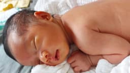 Trẻ sơ sinh da đen sau có trắng không?