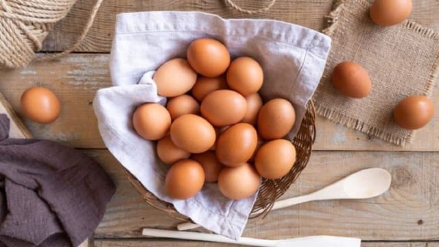 Ăn trứng gà nhiều có hại gan không? Ăn bao nhiêu là phù hợp?