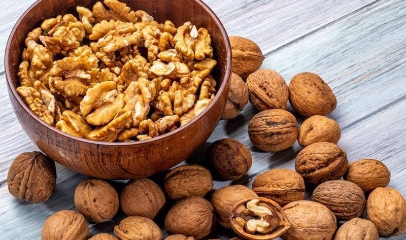 Bà bầu ăn óc chó với lượng phù hợp có thể bổ sung chất béo lành mạnh, protein, chất xơ cùng nhiều vitamin và khoáng chất cho chế độ ăn thai kỳ.
