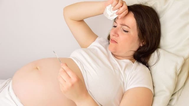 Bà bầu bị sốt virus có nguy hiểm không và nên làm gì?