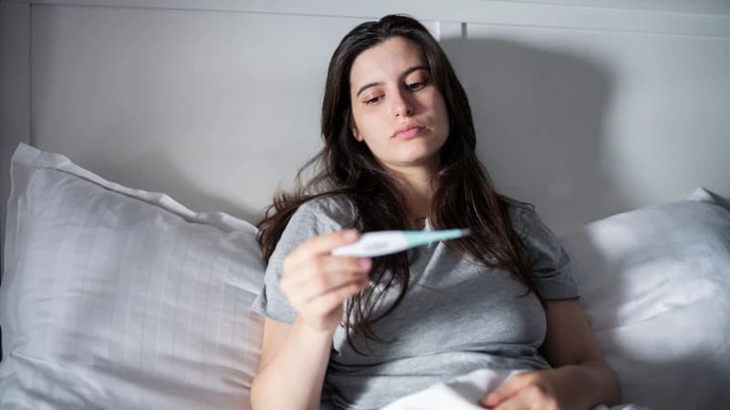 Sốt, rét run, đau đầu, đau mỏi cơ và mệt mỏi có thể xuất hiện khi mẹ bầu mắc bệnh do virus.