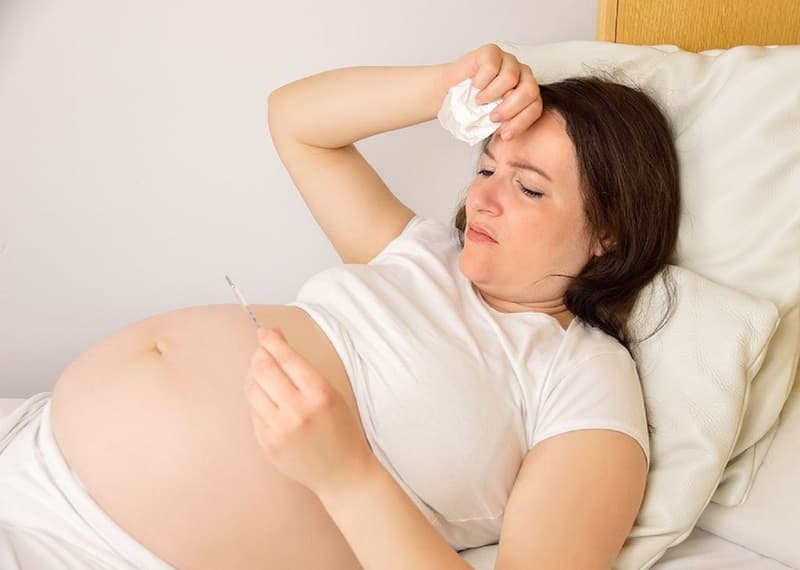 Mẹ bầu sốt cao, kéo dài hoặc kèm khó thở, lơ mơ, co giật cần được thăm khám sớm.