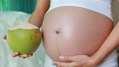 Bà bầu uống nước dừa từ tháng thứ mấy? Thời điểm nào tốt cho mẹ và bé?
