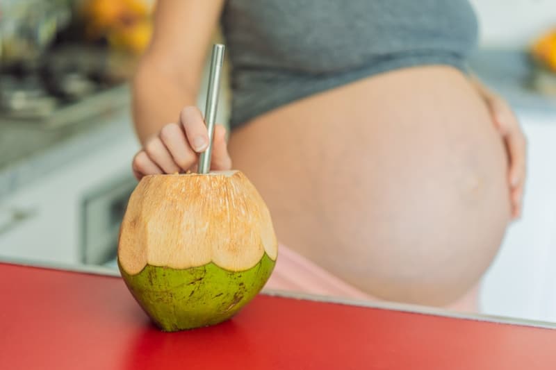Không phải bà bầu nào cũng cần kiêng nước dừa, nhưng một số trường hợp nên hạn chế lượng uống