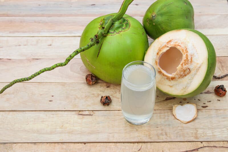 Bà bầu uống nước dừa từ tháng thứ mấy là băn khoăn của nhiều thai phụ