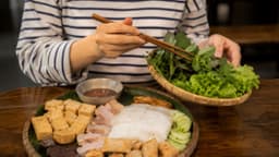 Bầu ăn bún đậu mắm tôm được không và cần lưu ý gì?