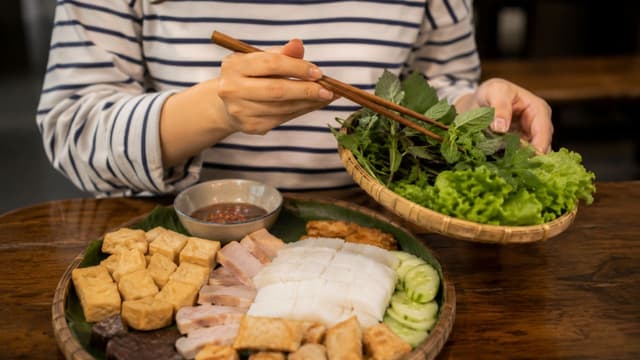 Bầu ăn bún đậu mắm tôm được không và cần lưu ý gì?