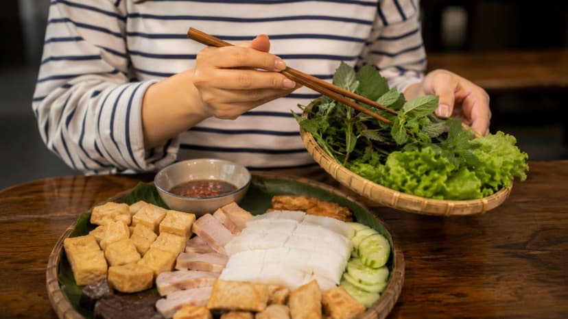 Bầu ăn bún đậu mắm tôm được không và cần lưu ý gì?