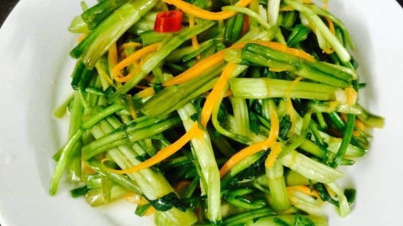 Rau cần có thể kết hợp cùng thịt, cá và các loại rau củ khác để tạo bữa ăn đa dạng cho mẹ bầu