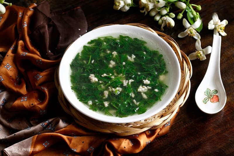 Không nên tự sử dụng nước sắc, cao hoặc các chế phẩm ngải cứu với mục đích chăm sóc sức khỏe thai kỳ.