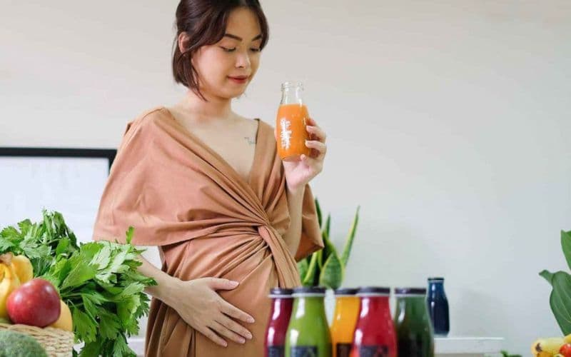 Bầu nên uống nước