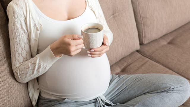 Bầu uống cafe được không? Uống bao nhiêu là phù hợp?