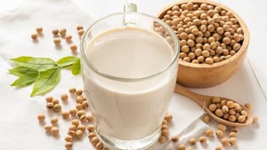 Bầu uống sữa đậu được không?